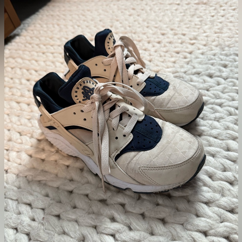Nike Air Huraches size 7.5 in beige & navy